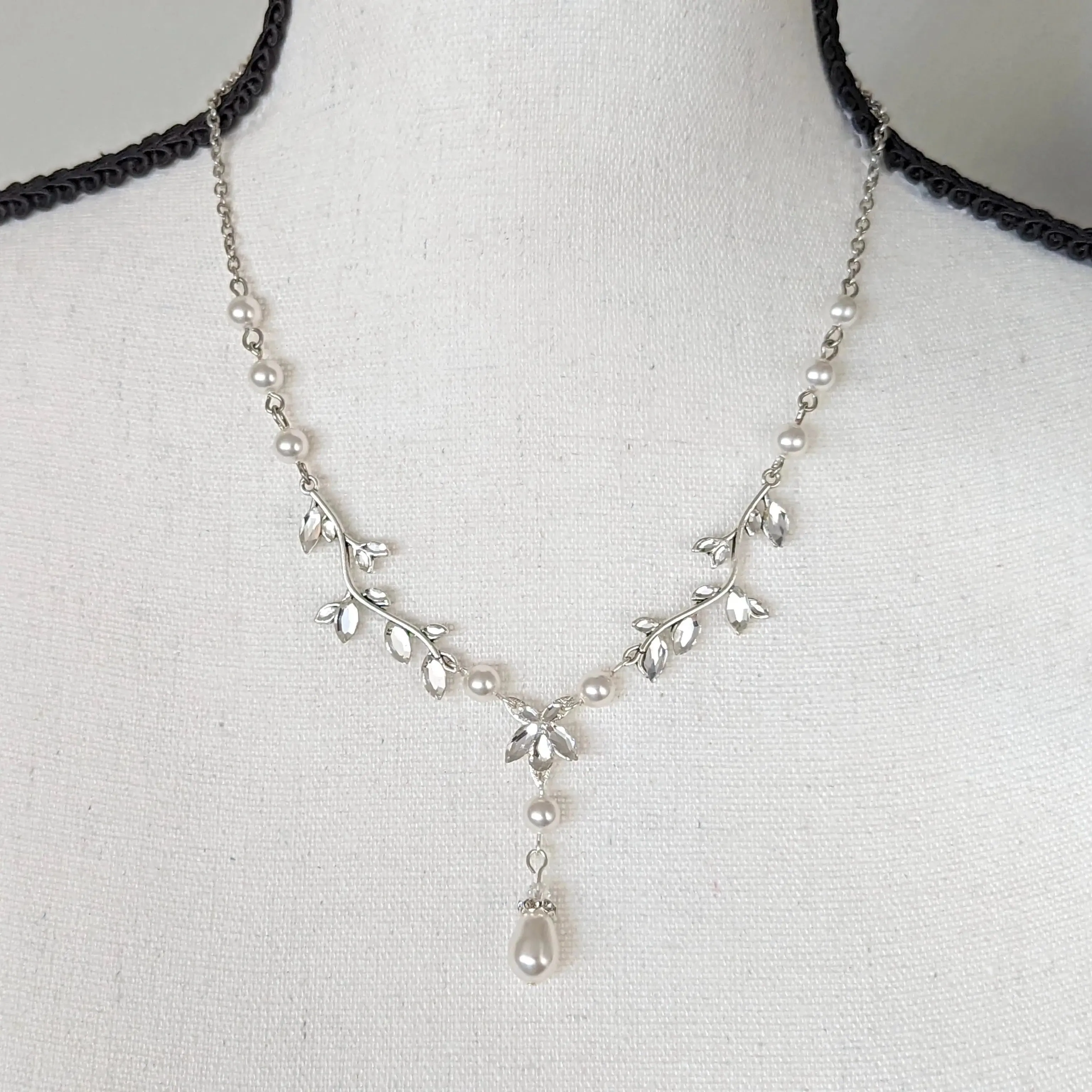 Dainty Leaf Necklace