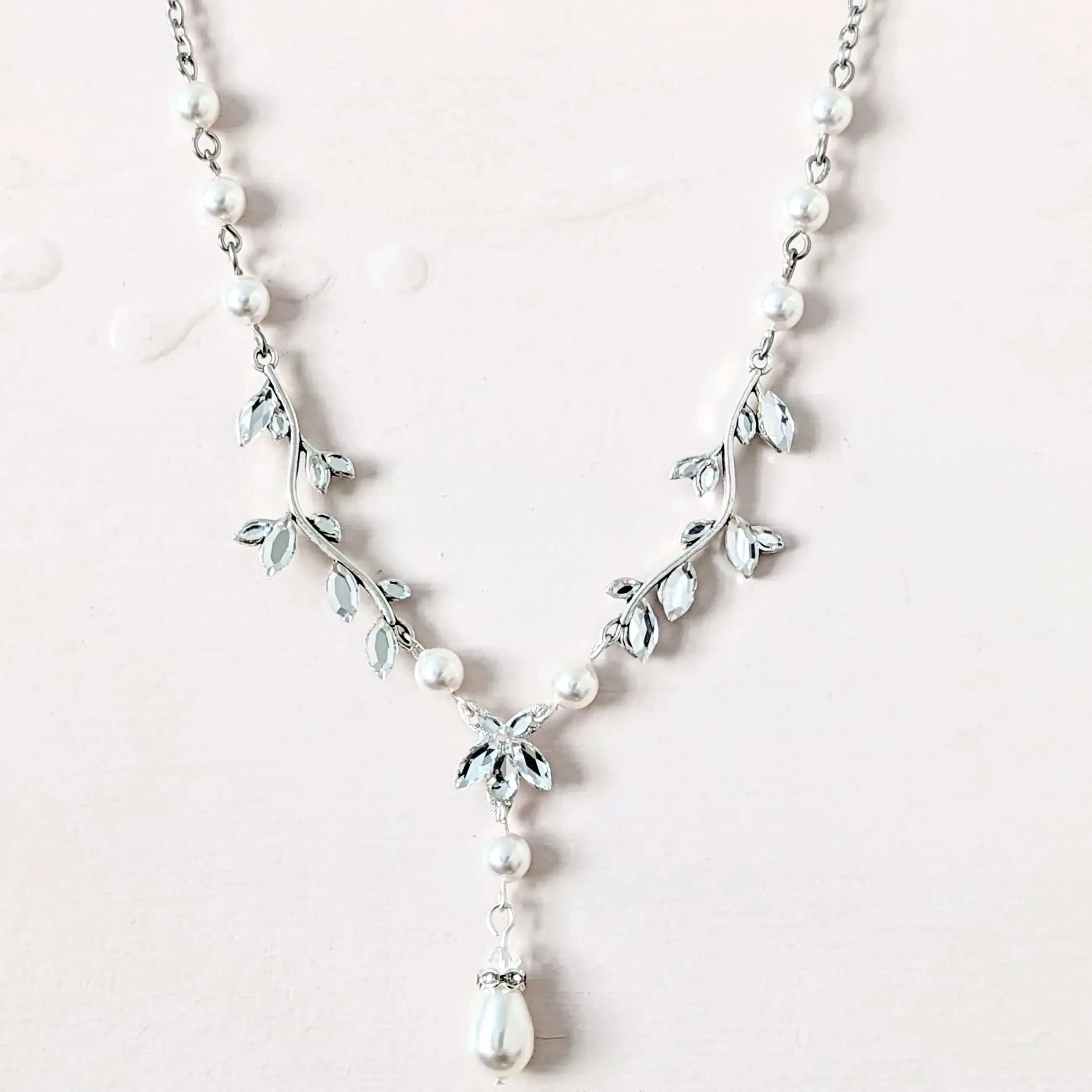 Dainty Leaf Necklace