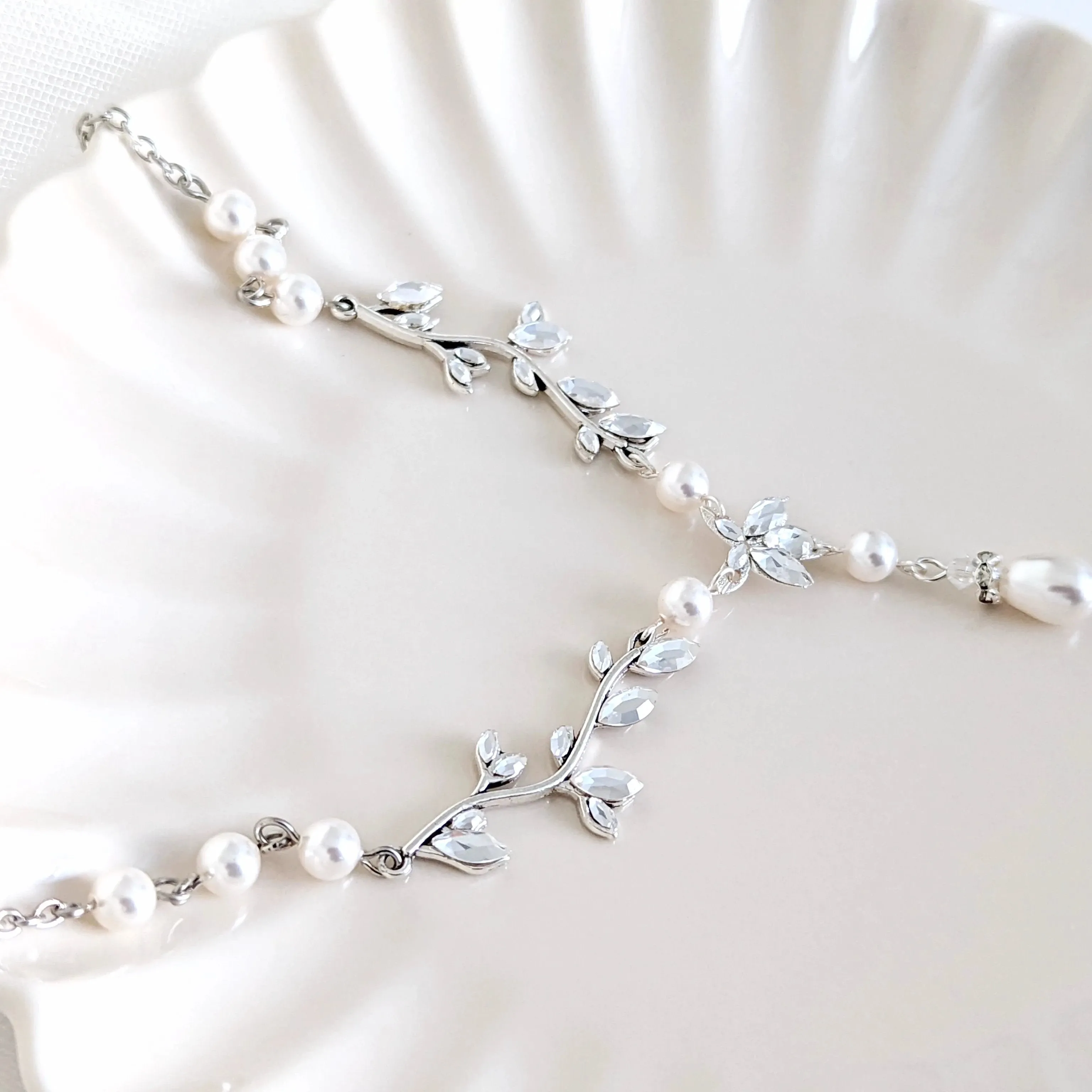 Dainty Leaf Necklace