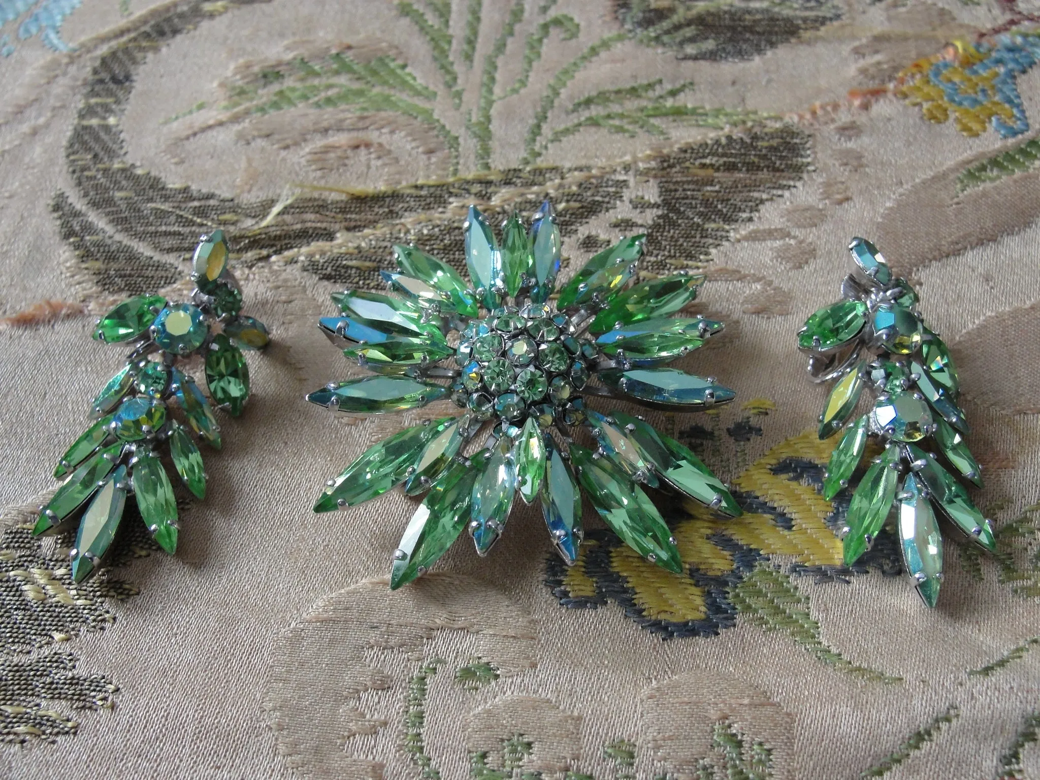 Vintage SHERMAN Signed PERIDOT Rhinestones Star Burst Brooch and Long DROP Earrings Set,Brilliant Rhinestones,Dazzling Swarovski Crystal,Collectible Jewelry