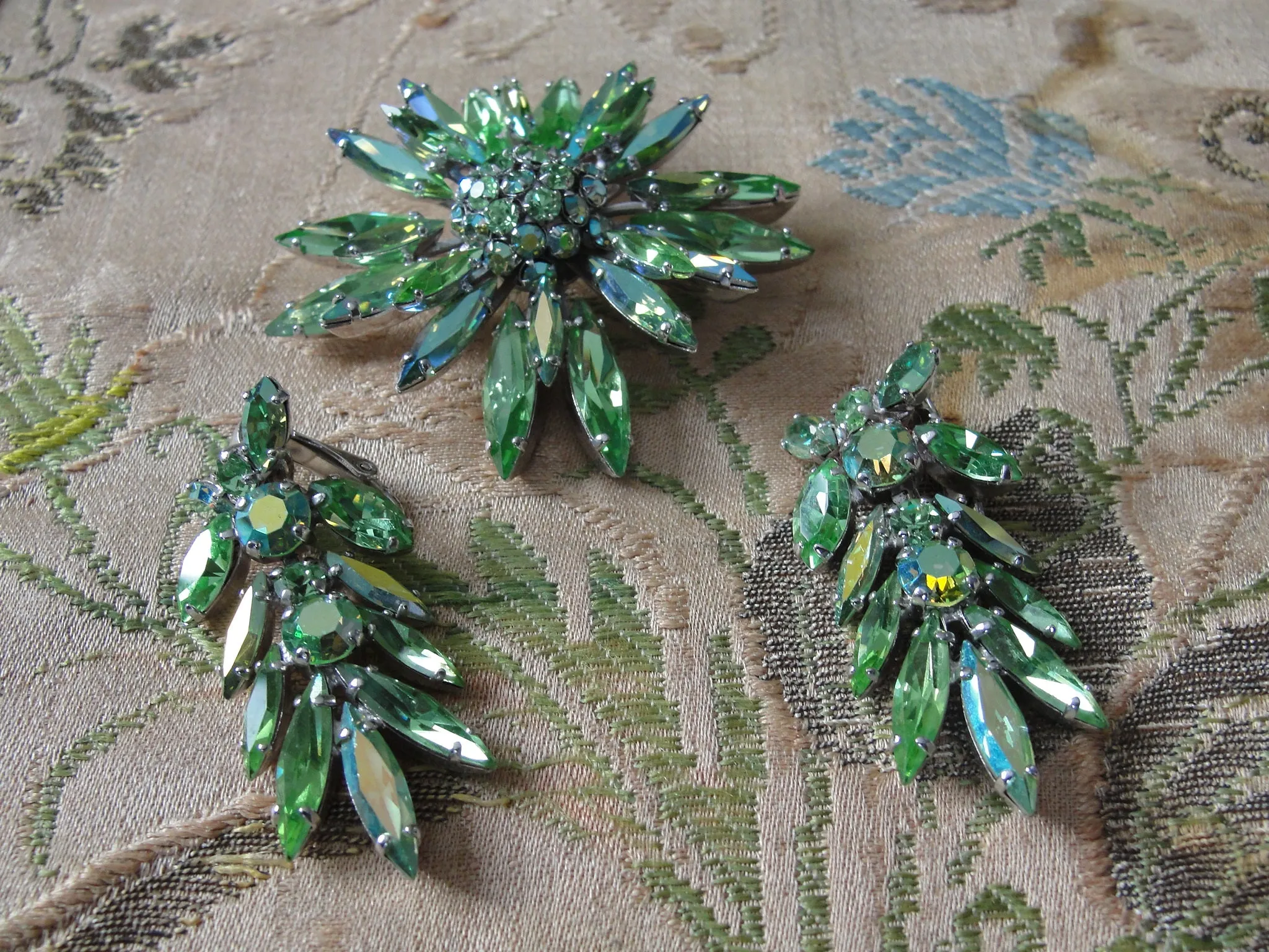 Vintage SHERMAN Signed PERIDOT Rhinestones Star Burst Brooch and Long DROP Earrings Set,Brilliant Rhinestones,Dazzling Swarovski Crystal,Collectible Jewelry